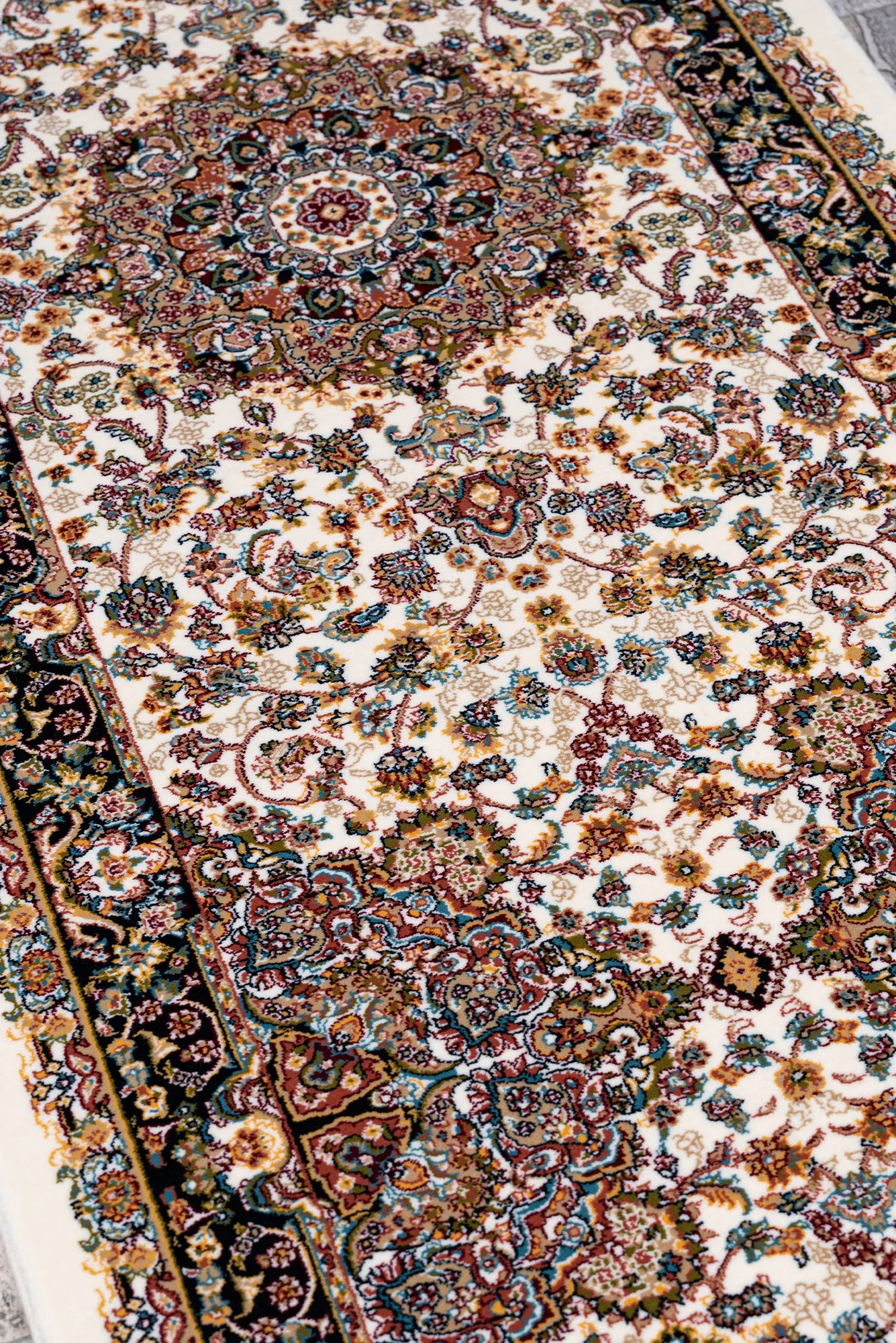 Arian Traditional Rug - 102 Cream