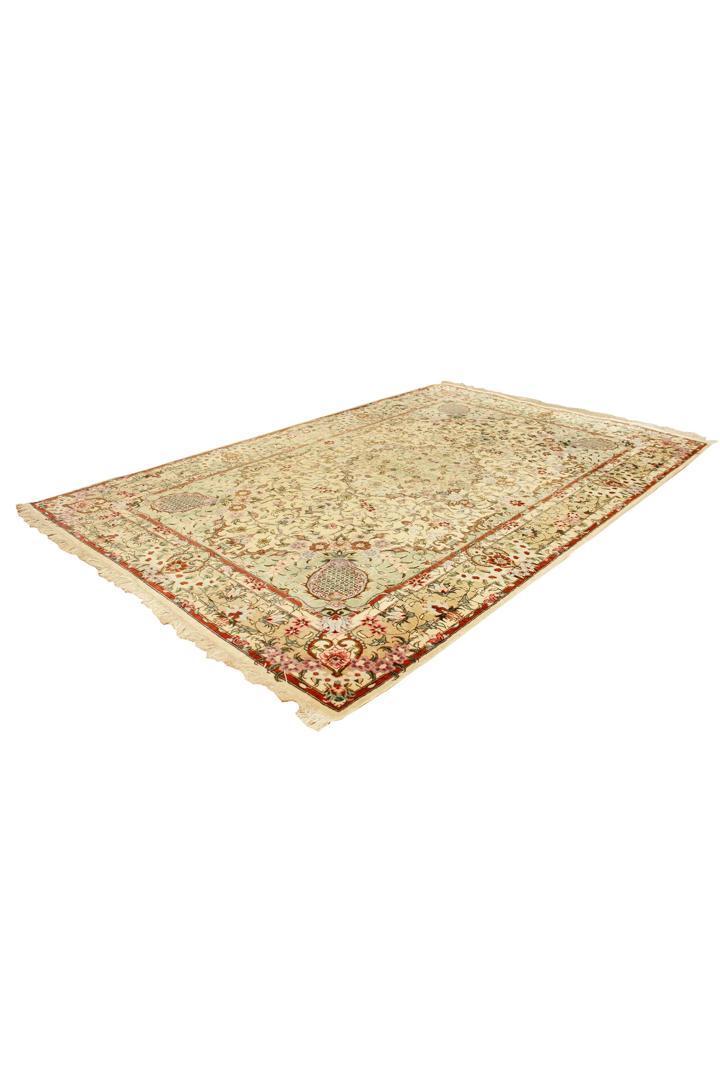 Kum Floral Medallion Hand Knotted Silk Rug - 149x100